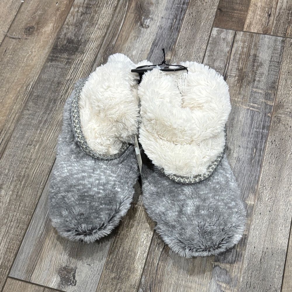 Dearfoams Fluffy Gray and Cream Slippers